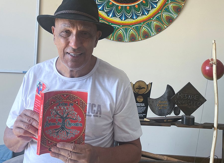 M. Skisyto com seu livro